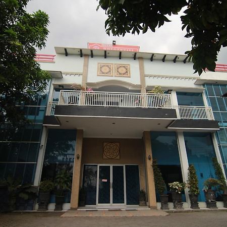 Hotel Boegenviel Syariah Lamongan Экстерьер фото